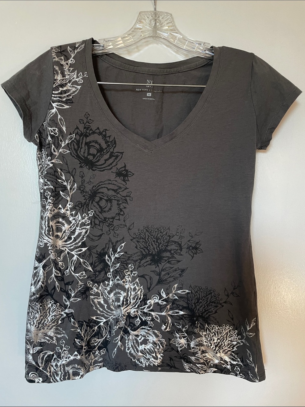 NY&Company Charcoal V‑Neck Floral Short Sleeve Tee